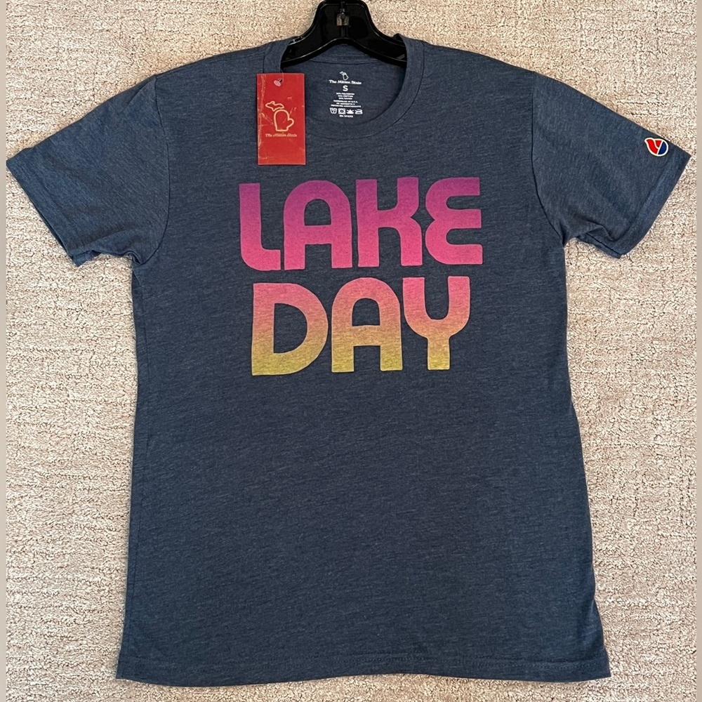 Graphic Tee “Lake Day”, Size Small